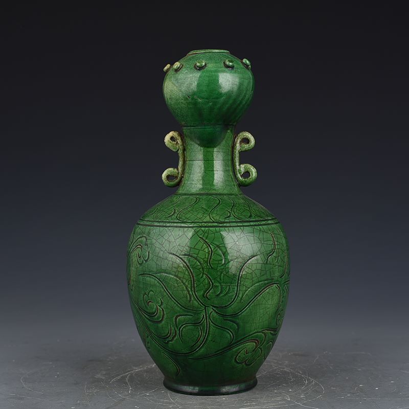 宋绿定定窑绿釉刻画蒜头瓶