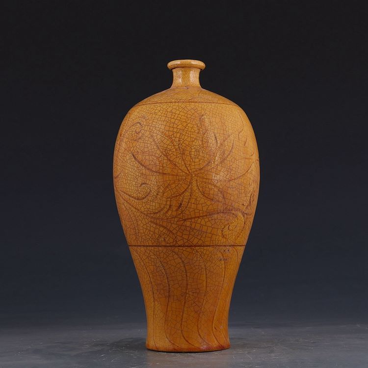 宋定窑黄釉荷花纹梅瓶