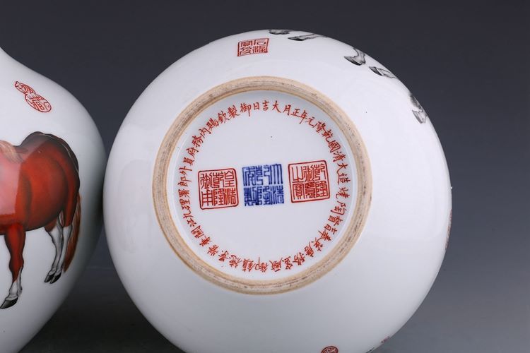 清乾隆唐英督造郎世宁绘骏马图天球瓶