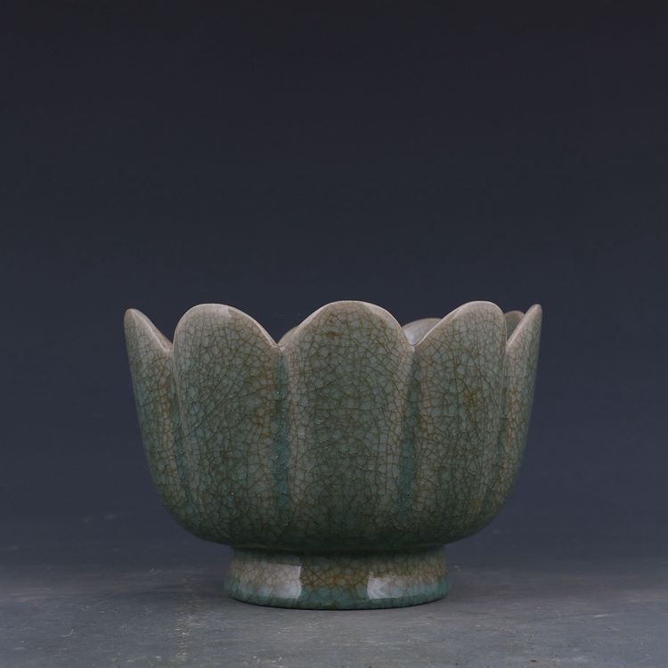 宋汝窑豆青釉冰裂纹莲花温碗