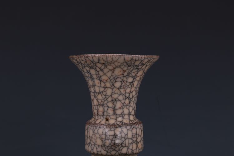 宋宣和五年清凉寺御制哥窑双耳花觚