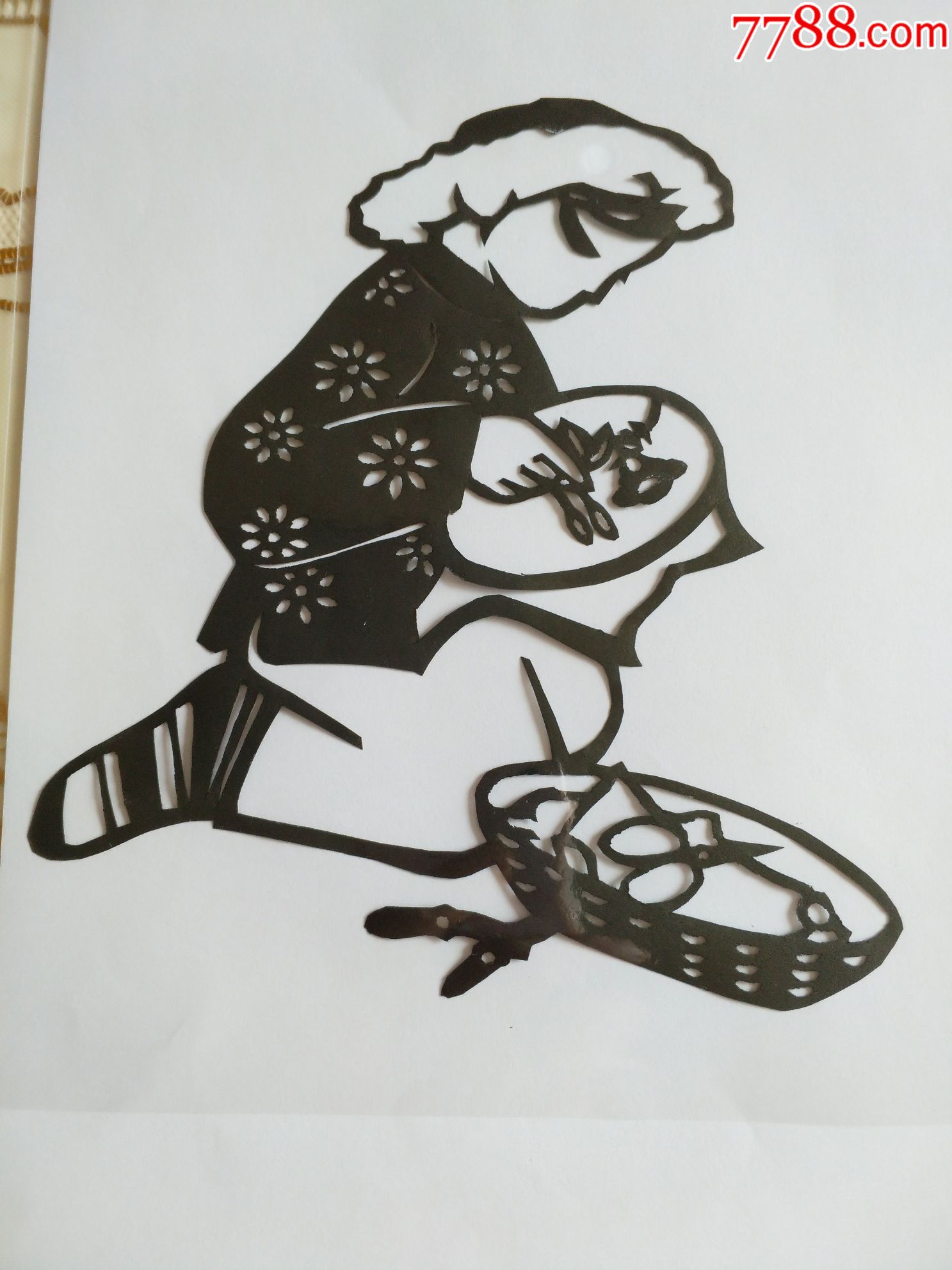 文革题材剪纸——绣花