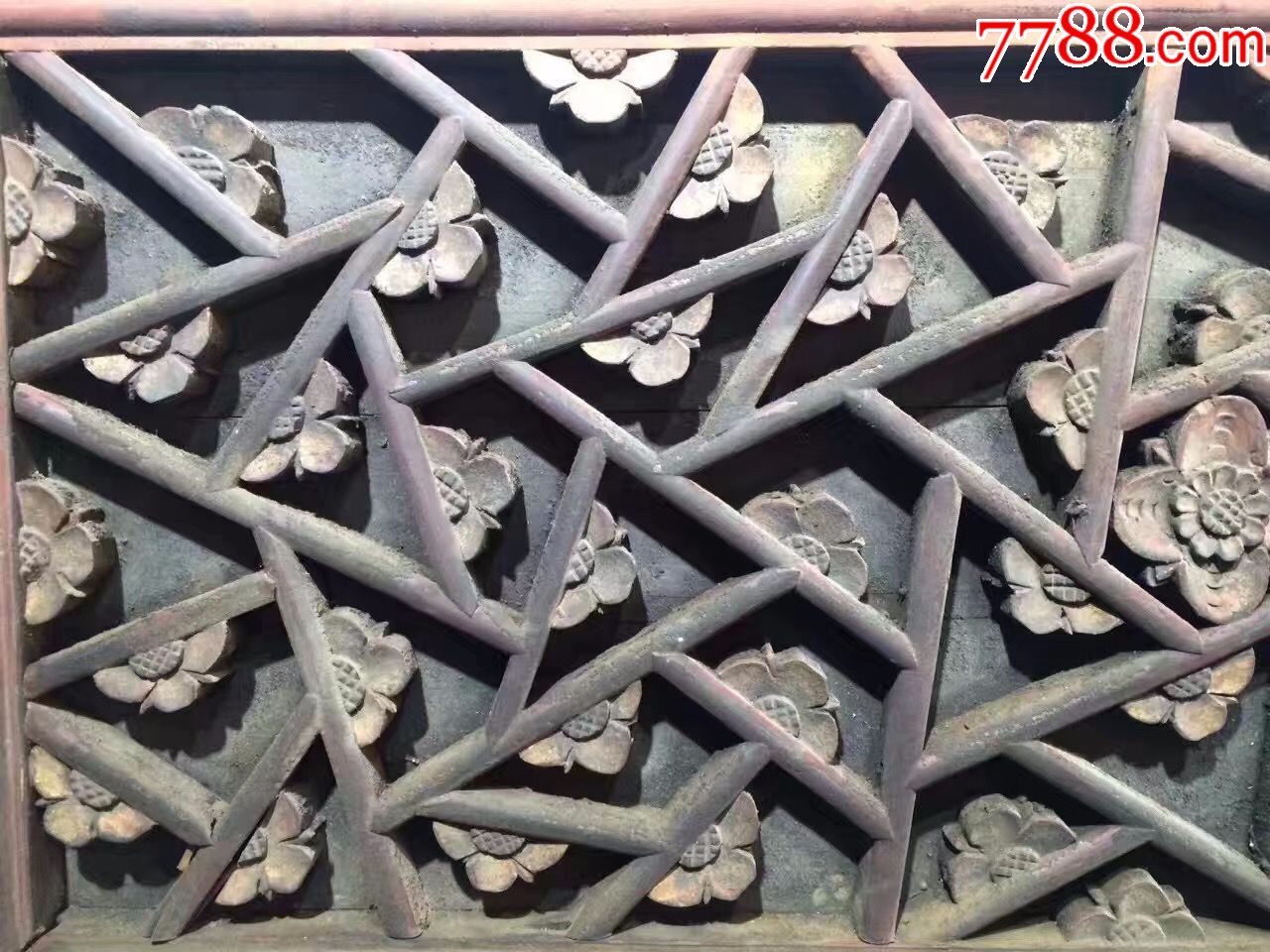 清代冰裂纹梅花花板挂饰一片,寓意梅花香自苦寒来.