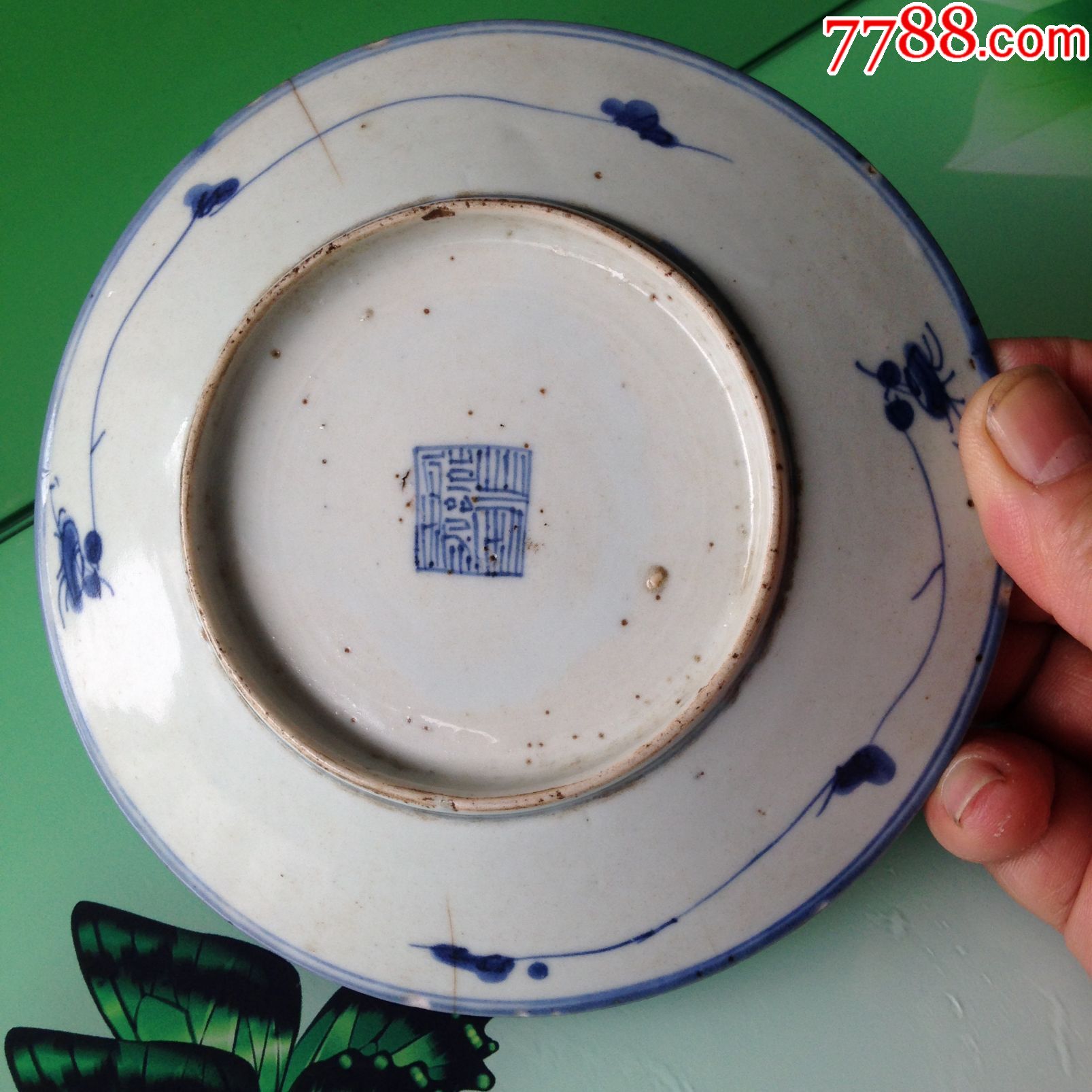 包老清代"嘉庆年制"款青花缠枝花卉纹盘