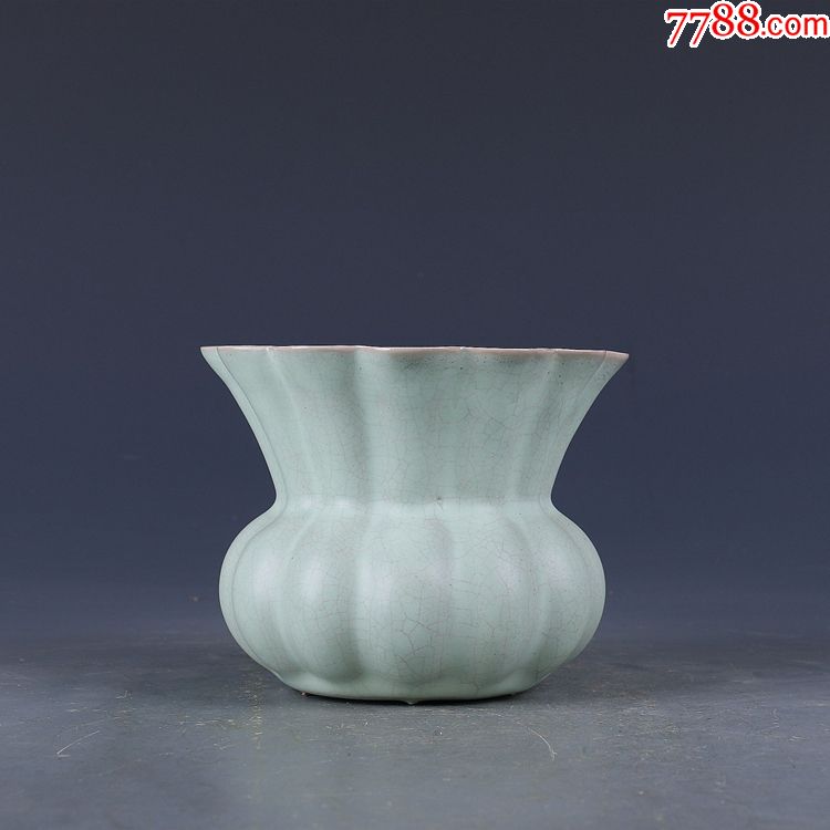 宋代汝窑豆青釉开片花口渣斗