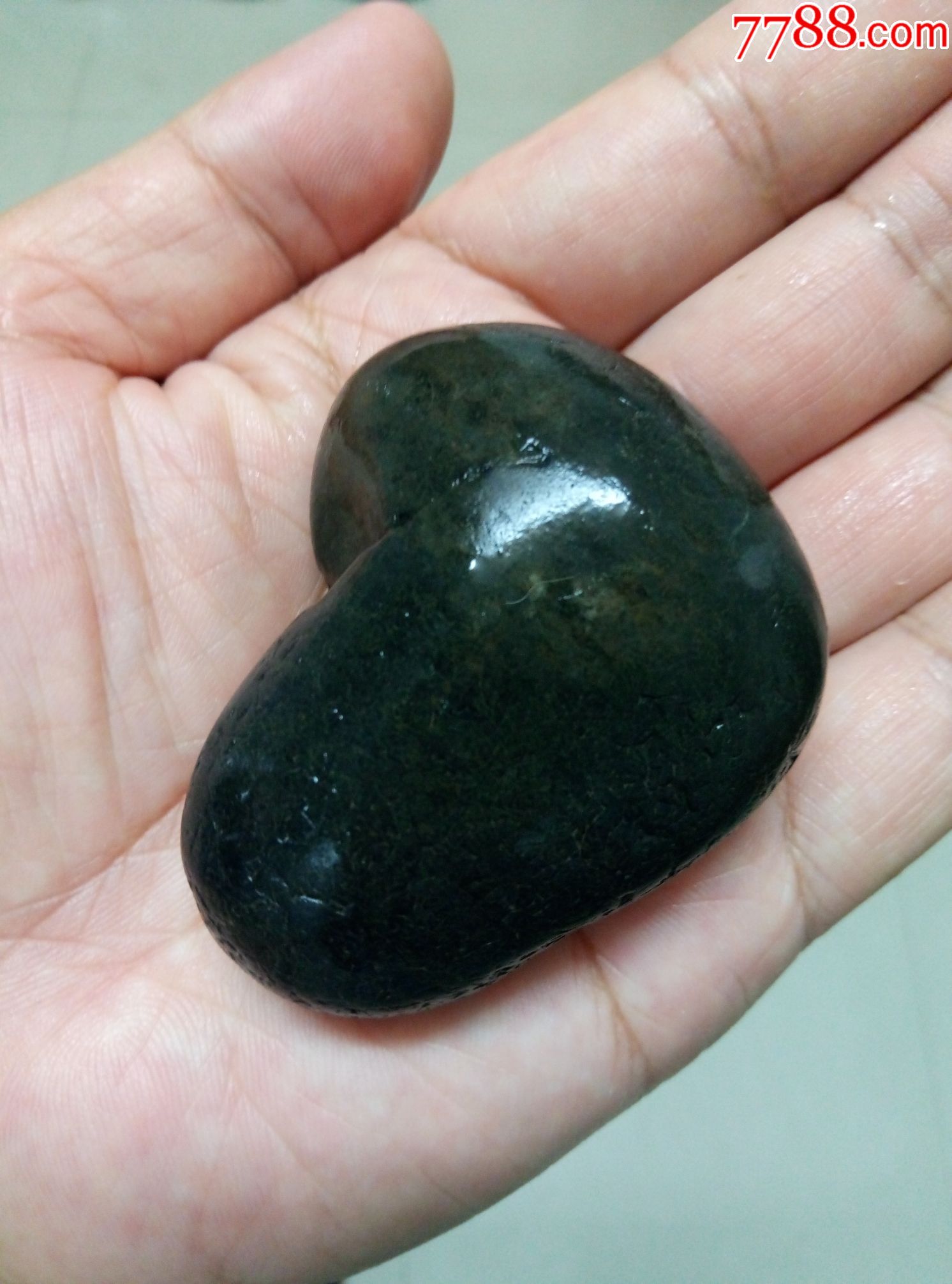 天然形成的心形蓝色石头