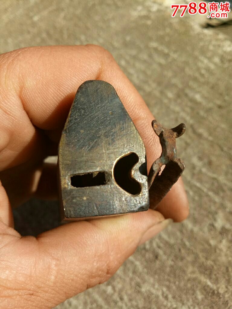厚重的半月锁孔老铜锁