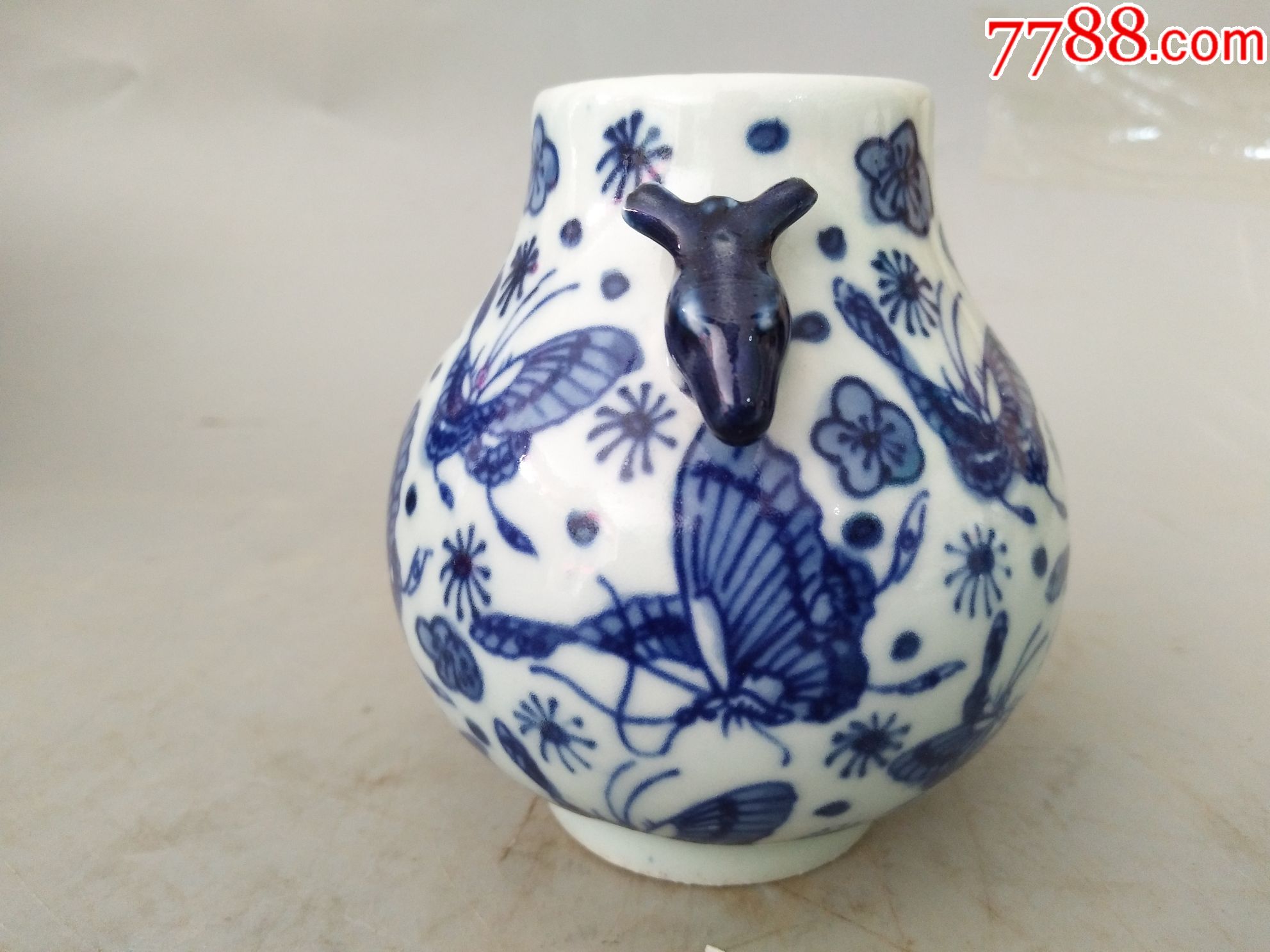 青花瓷瓶(蝴蝶)