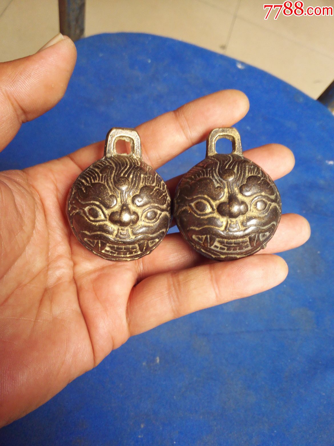 大个兽面纹铜铃铛一对