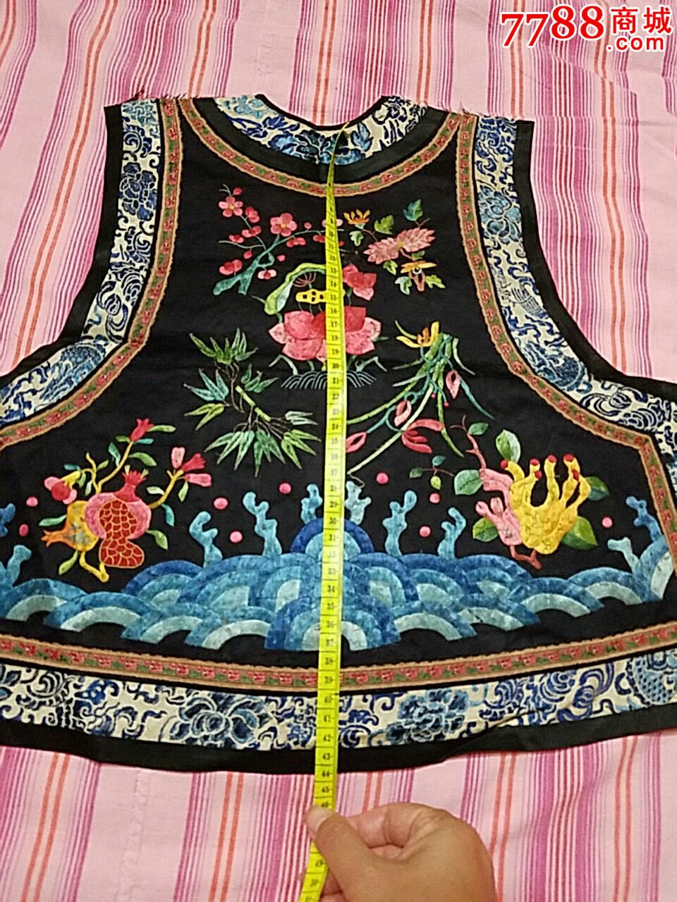 清早期绣工精美的衣襟