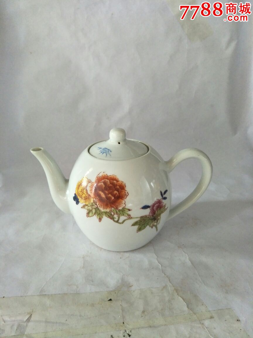 六七十年代景德镇出品牡丹花卉纹圆式茶壶