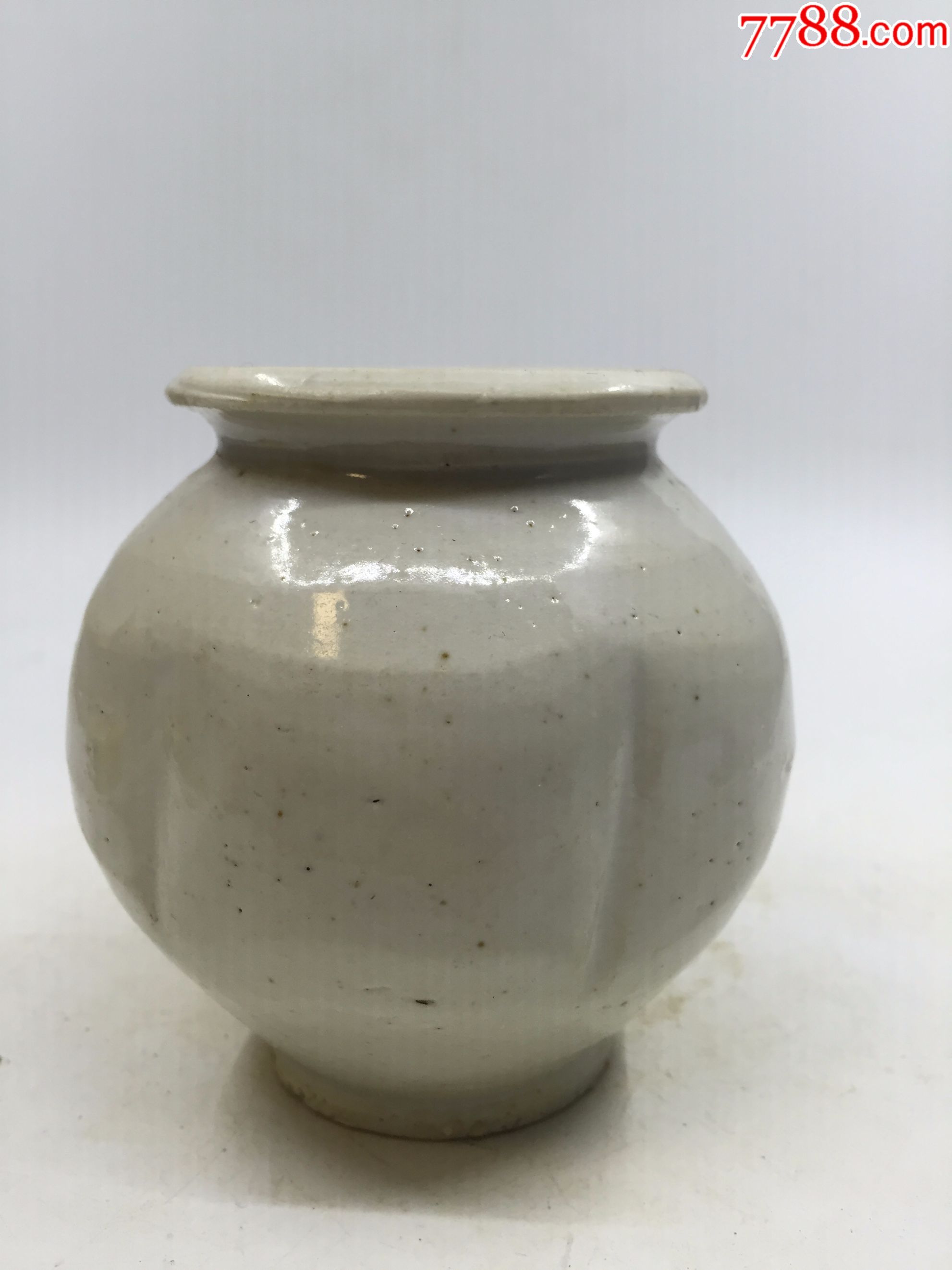 宋代甜白釉瓜棱小罐