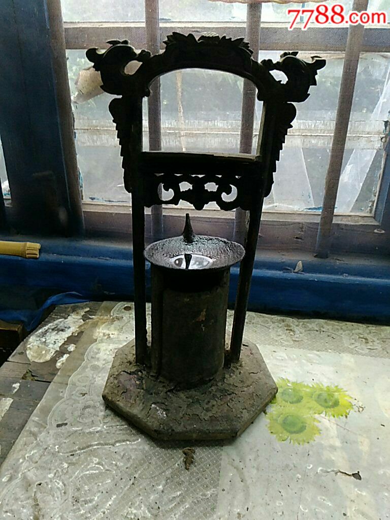 一盏老旧木雕龙首木制桐油灯