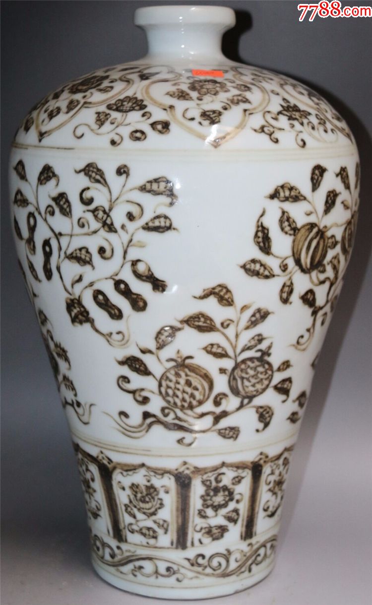 明代洪武青花花卉纹梅瓶