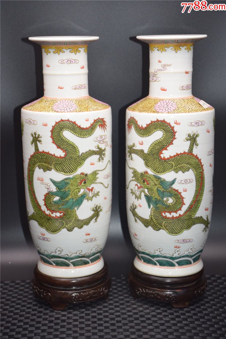 清代乾隆粉彩龙凤戏珠棒槌瓶一对