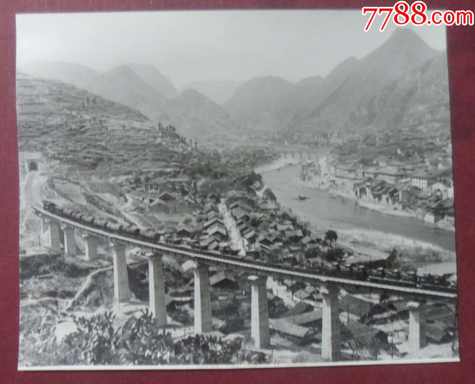 七十年代,贵州镇远县城,湘黔铁路贯穿而过