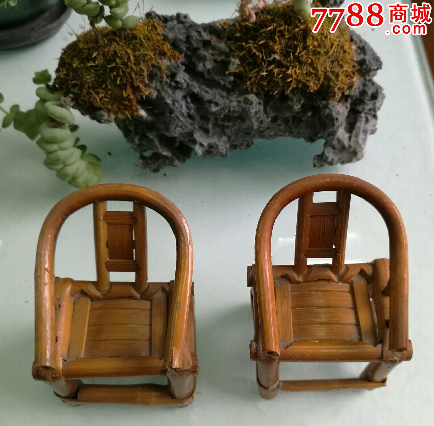 一对早期手工制作的微型竹椅子
