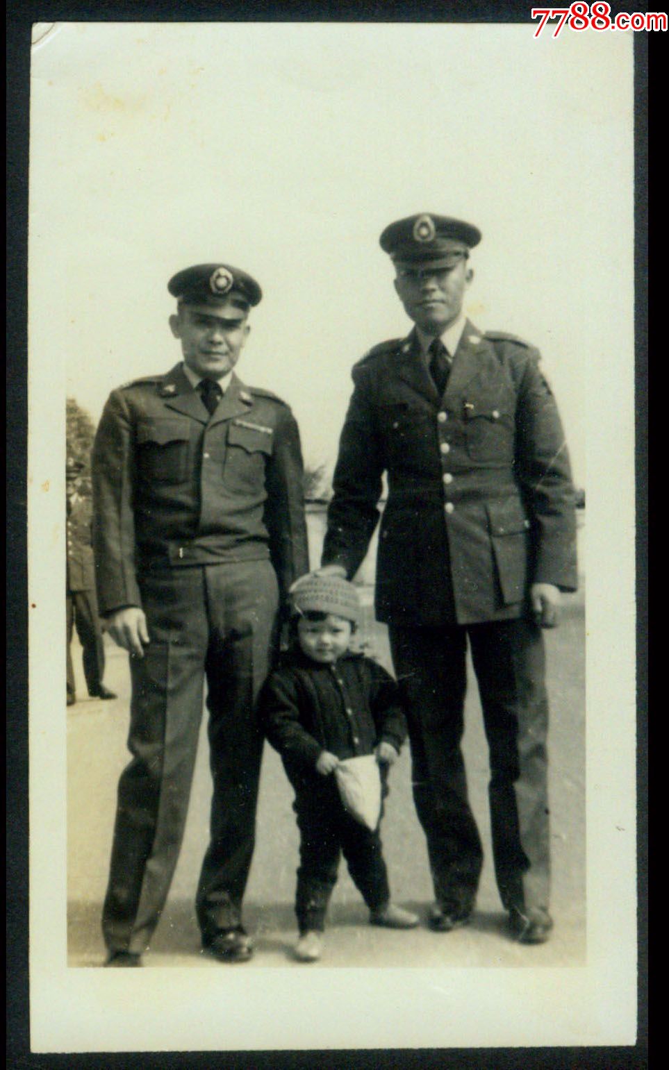 台湾军官苑怀仁60年代拍摄两位战友于继忠王泽先和自己女儿的照片