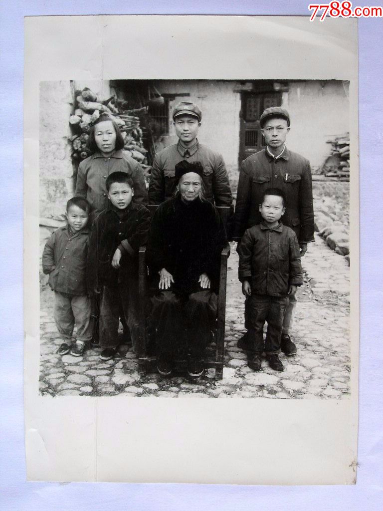 云南老照片收藏1408k3260年代我军革命家庭老家全家福16612cm