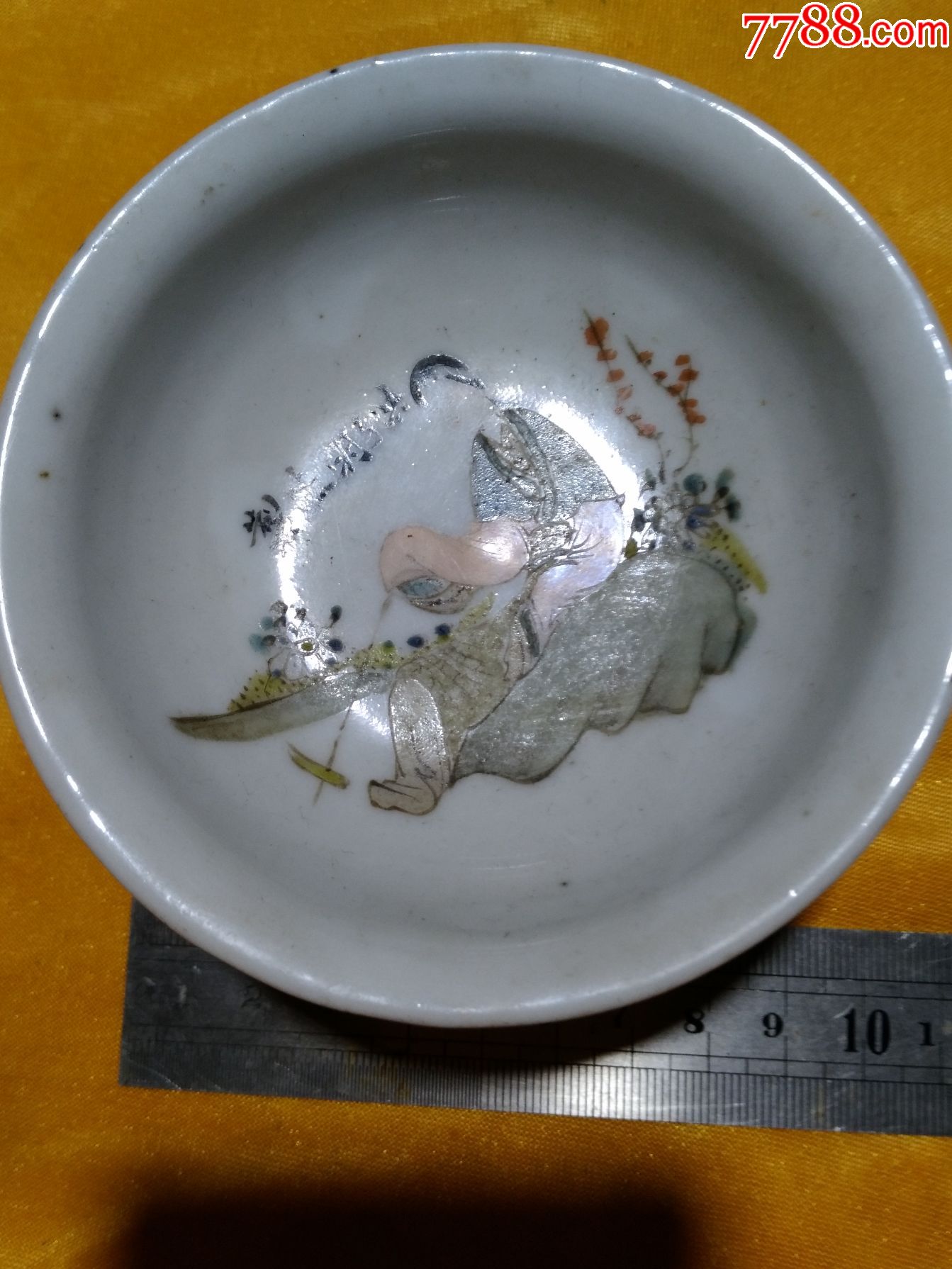 民国粉彩桃花美女碟子,底有一点暇疪,不影响完正,保老