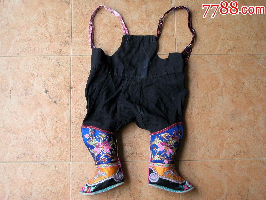 刺绣收藏1707b8边疆早期手工精制绣花鞋黑棉布儿童开裆裤好品少见