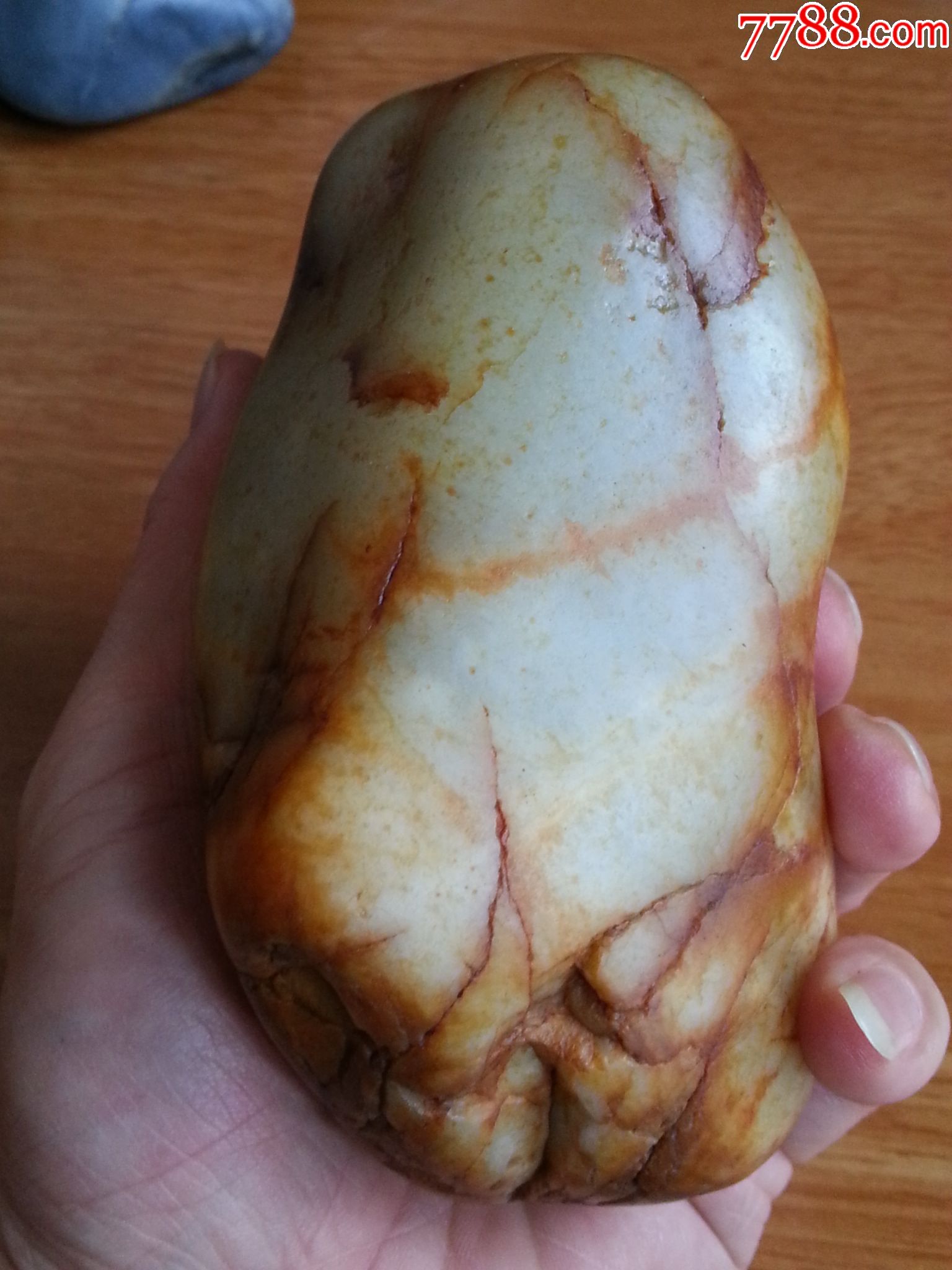 【正宗和田青白玉籽料一个强光照射.透闪很深】【.肉质细腻.质量保证.