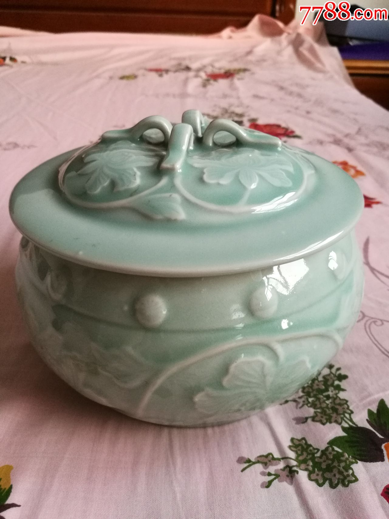 建国初期国营龙泉瓷厂出口的牡丹盖罐