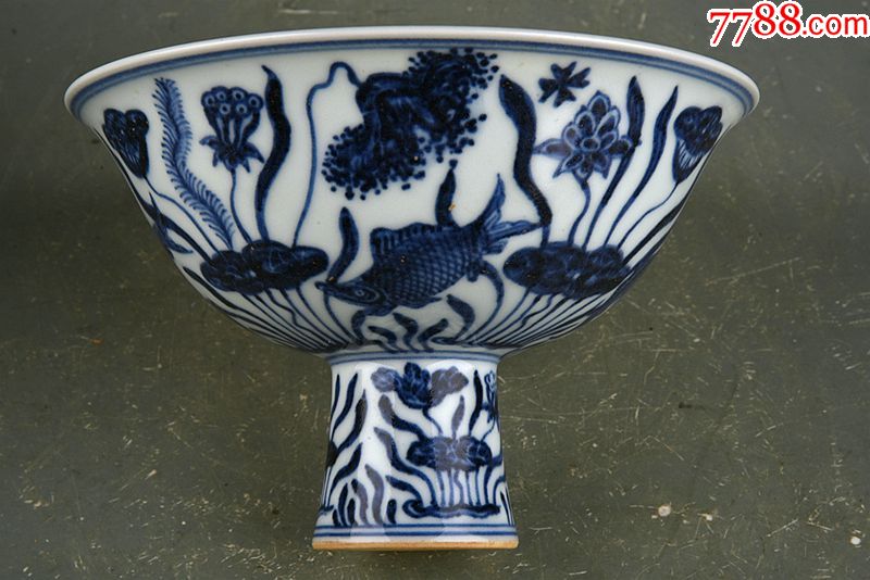 大明宣德年制青花鱼藻纹高脚碗