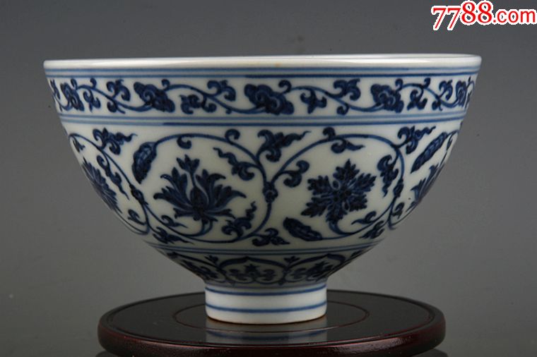 大明宣德年制青花缠枝花纹鸡心碗