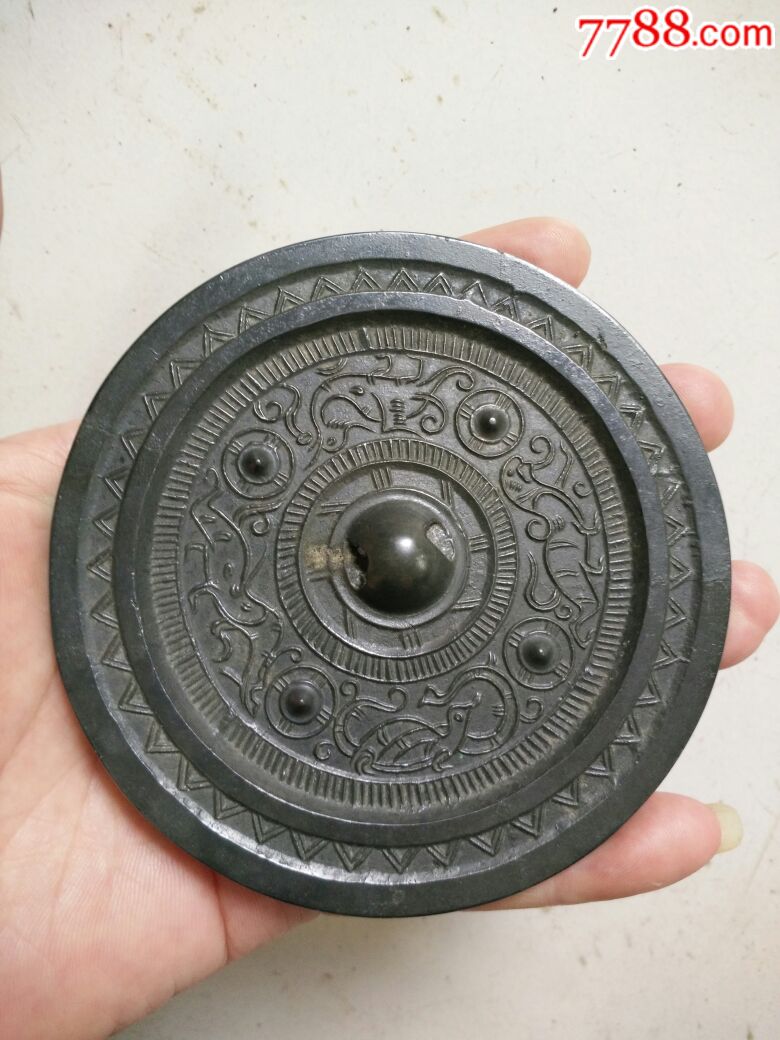 汉代四乳鸟兽纹镜