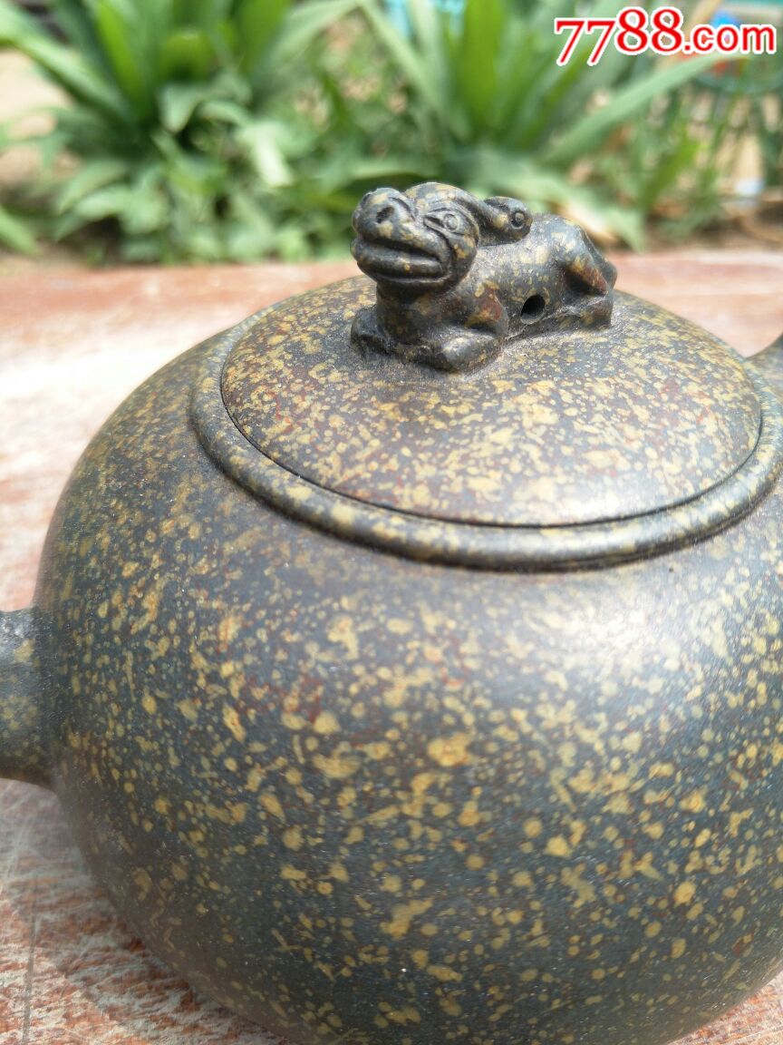 清朝时期的紫砂壶,墨绿色的!