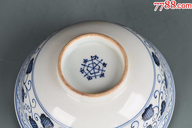 明代永乐青花缠枝花纹两把莲画押款碗
