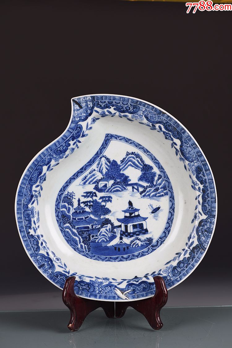 清乾隆年制青花山水庭院纹心形盘