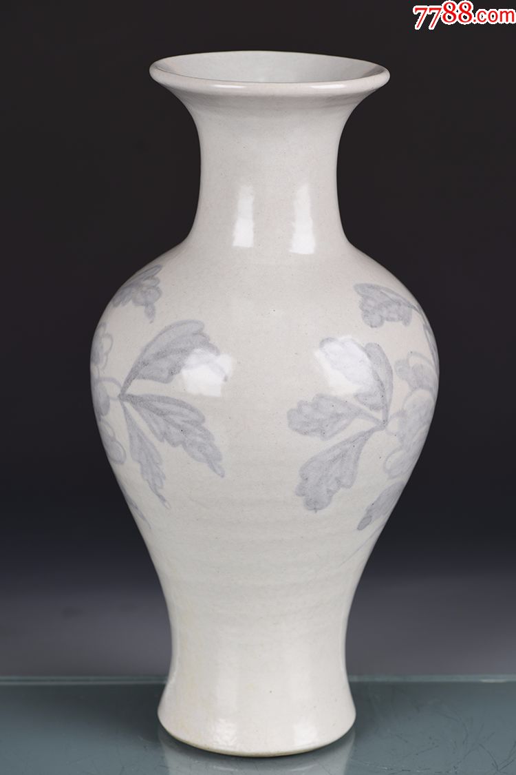 宋代青花高丽瓷折枝花纹赏瓶