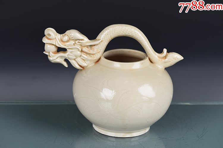 宋代定窑白釉刻缠枝花纹龙提梁壶