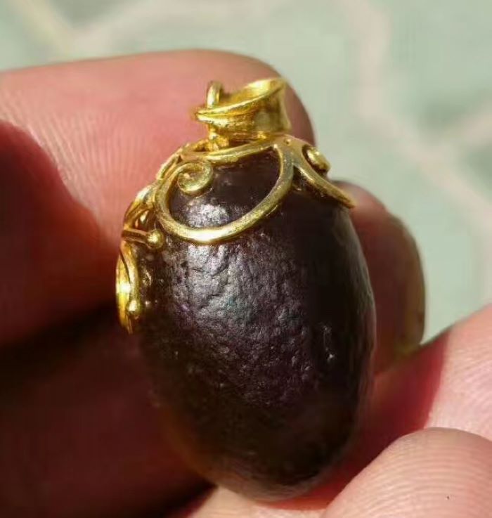 新疆黑宝石光原石