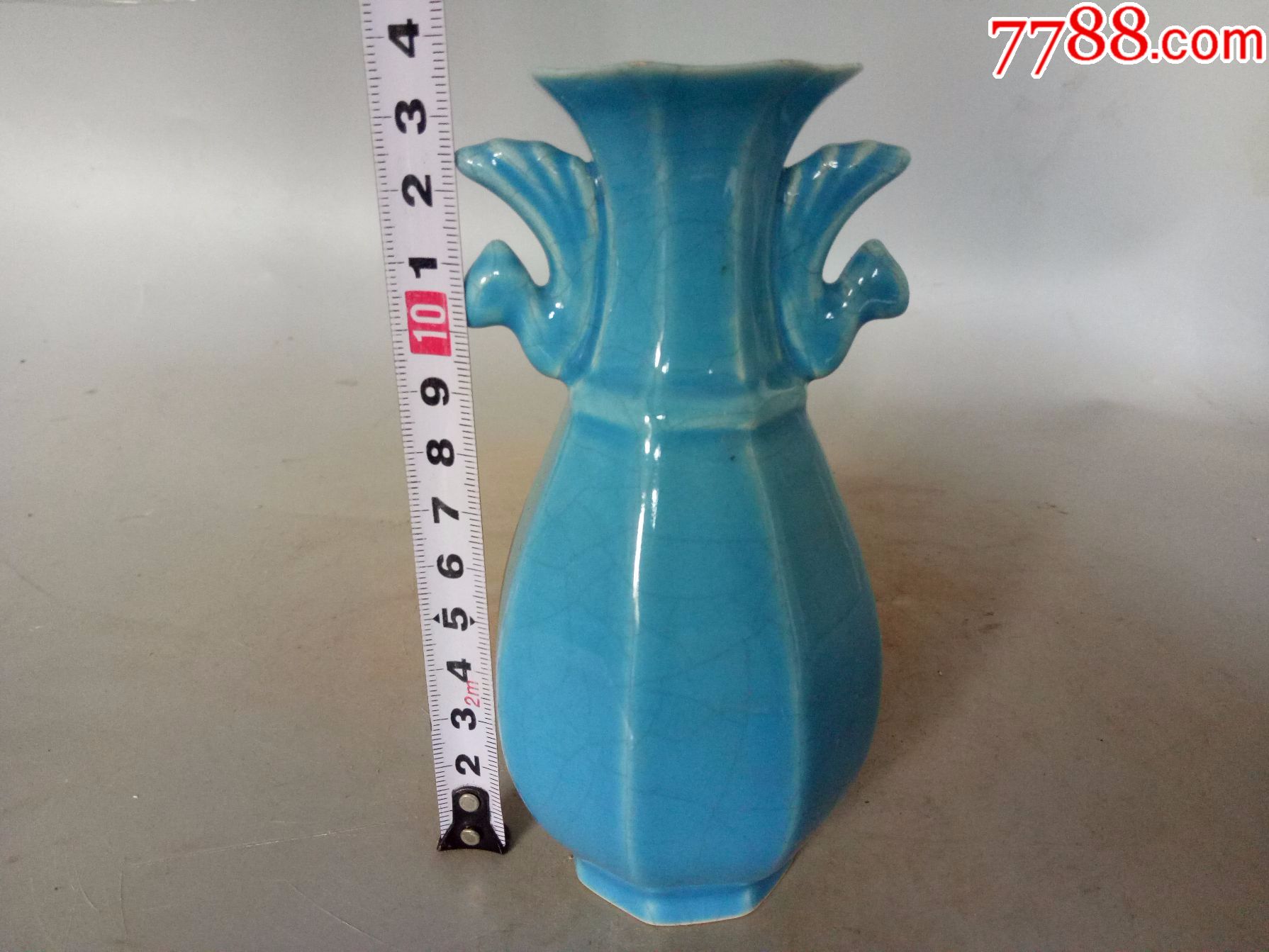 一件宋代柴窑蓝釉双耳瓷瓶