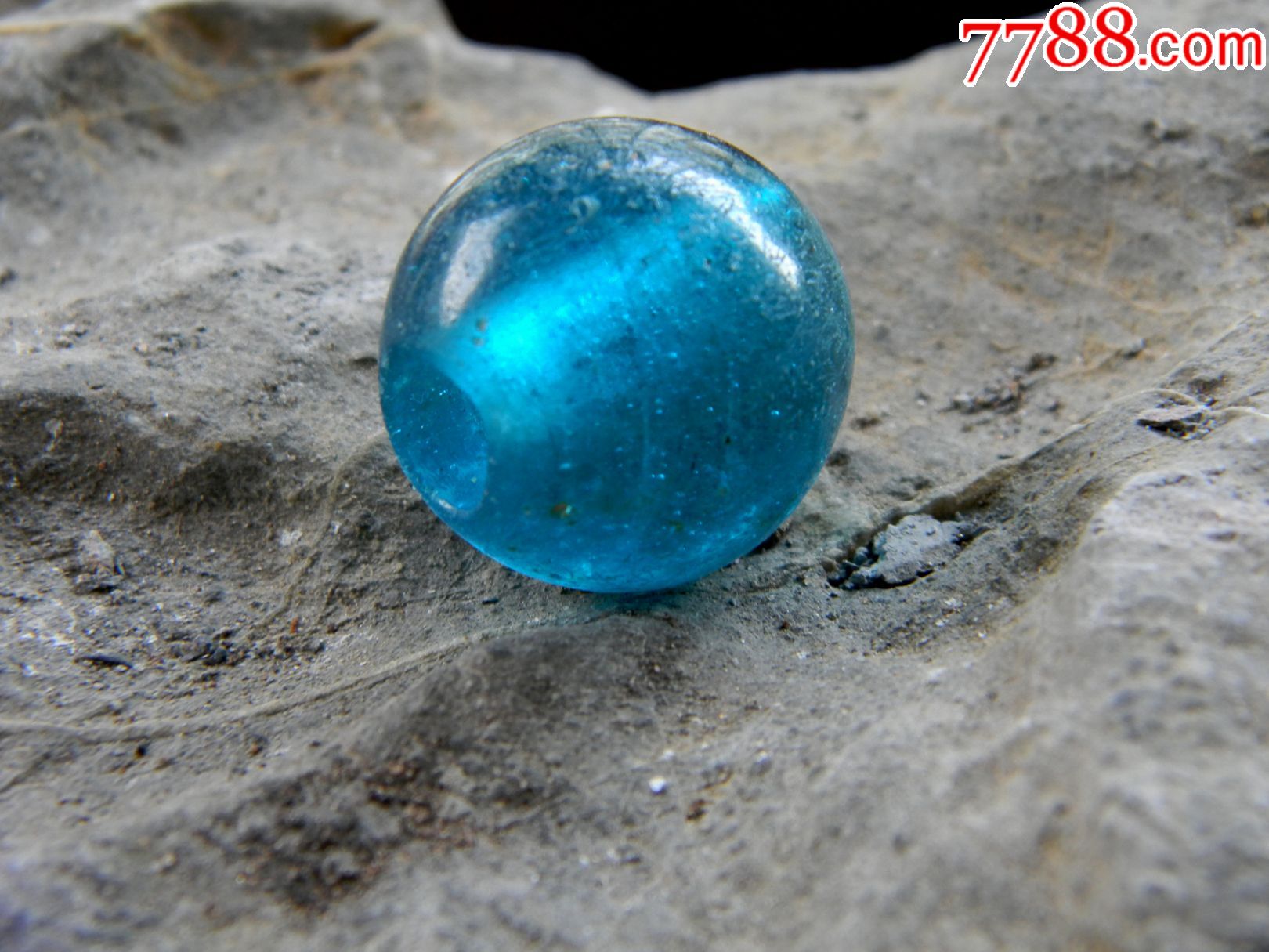 大颗清代宝石蓝琉璃珠