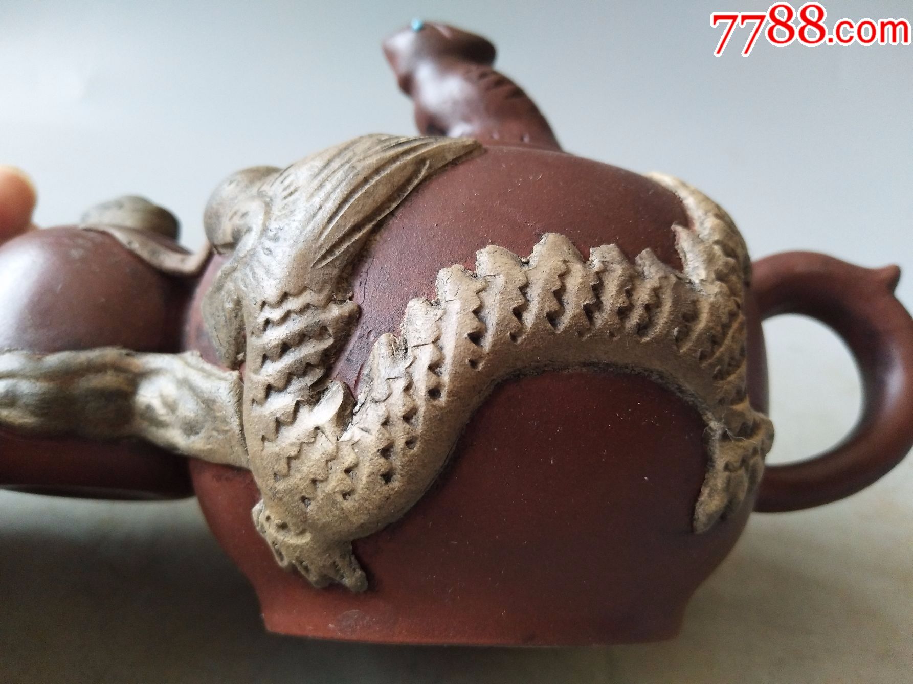 一件葫芦龙纹紫砂壶