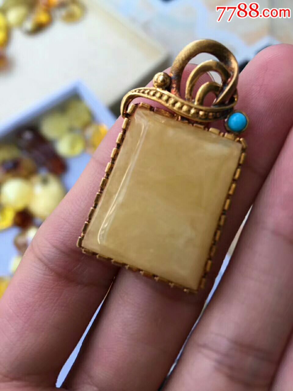 一块小方牌蜜蜡吊坠