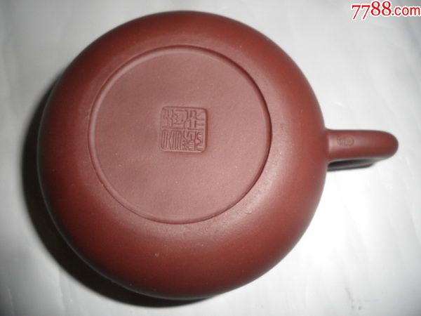 周成易制刻花题词紫砂壶,带一张说明书,未使用品佳;高8.2cm壶口直径5.