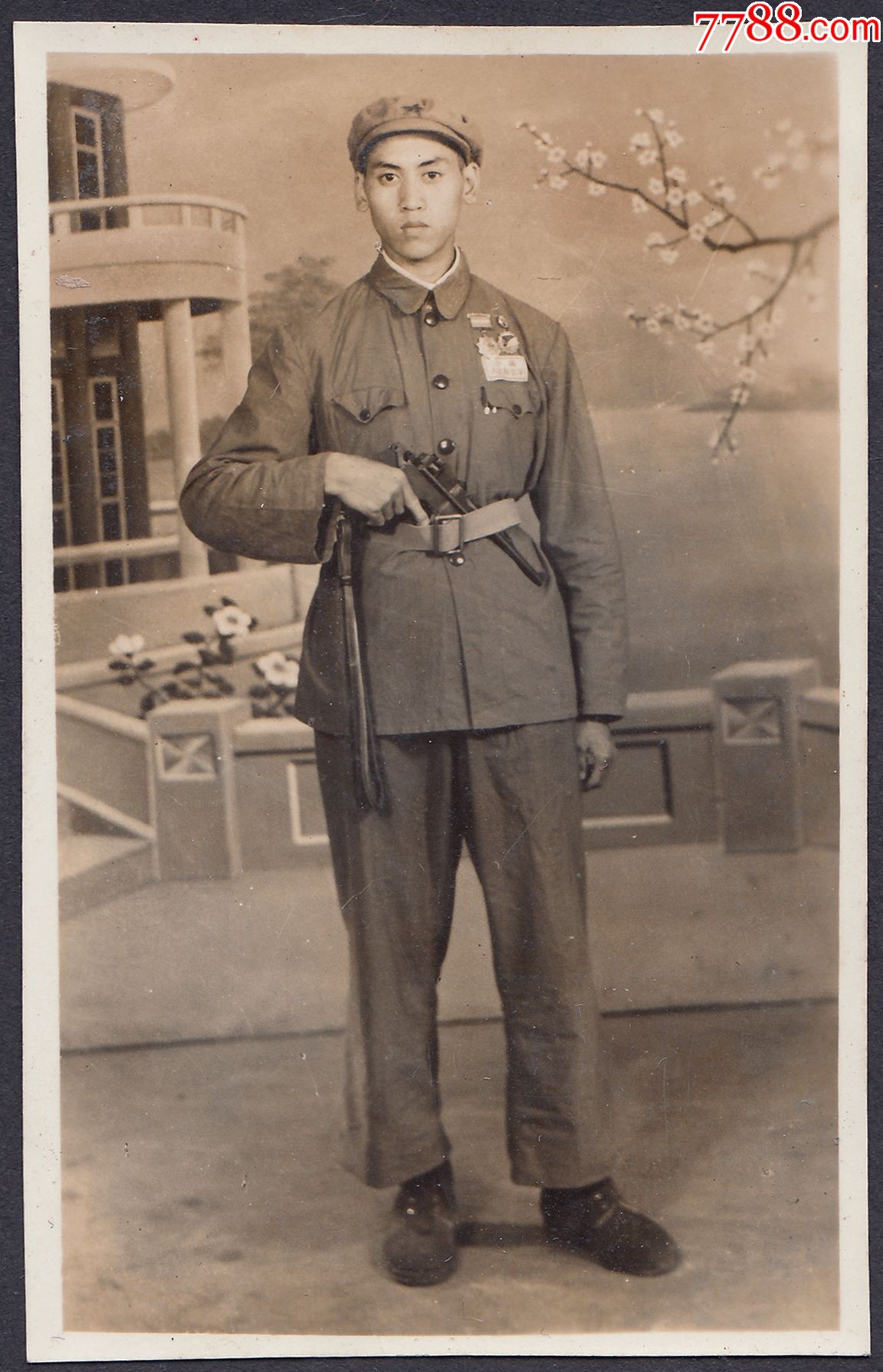 早期军人老照片,带两枚功劳奖章的持枪军人