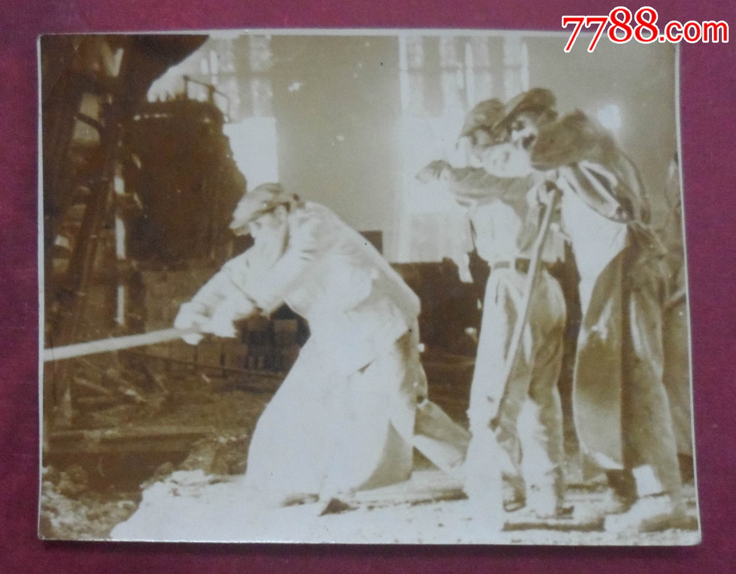 炼钢工人炉火红