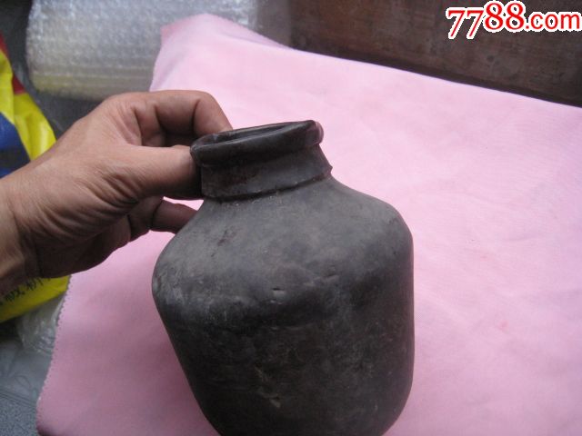 一个造形奇特的古代人家装酱油伯有老罐罐