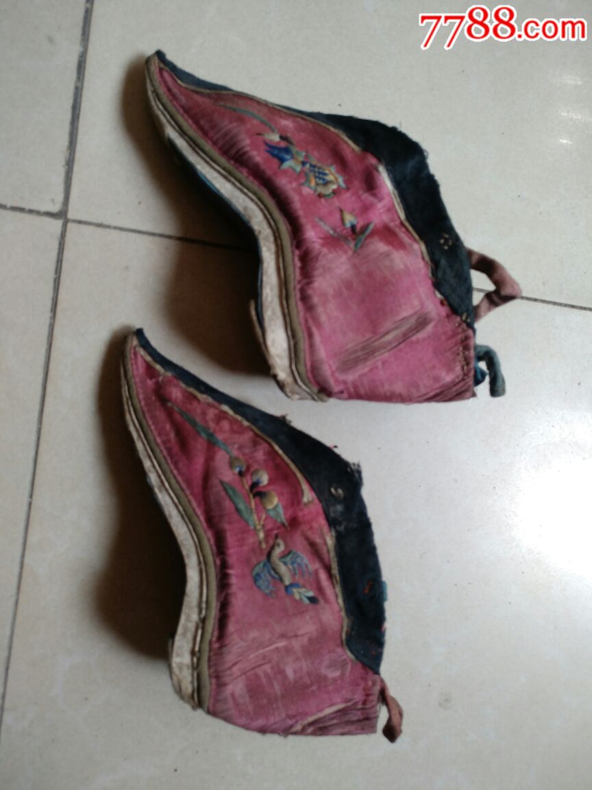 清代木底尖尖脚绣花鞋