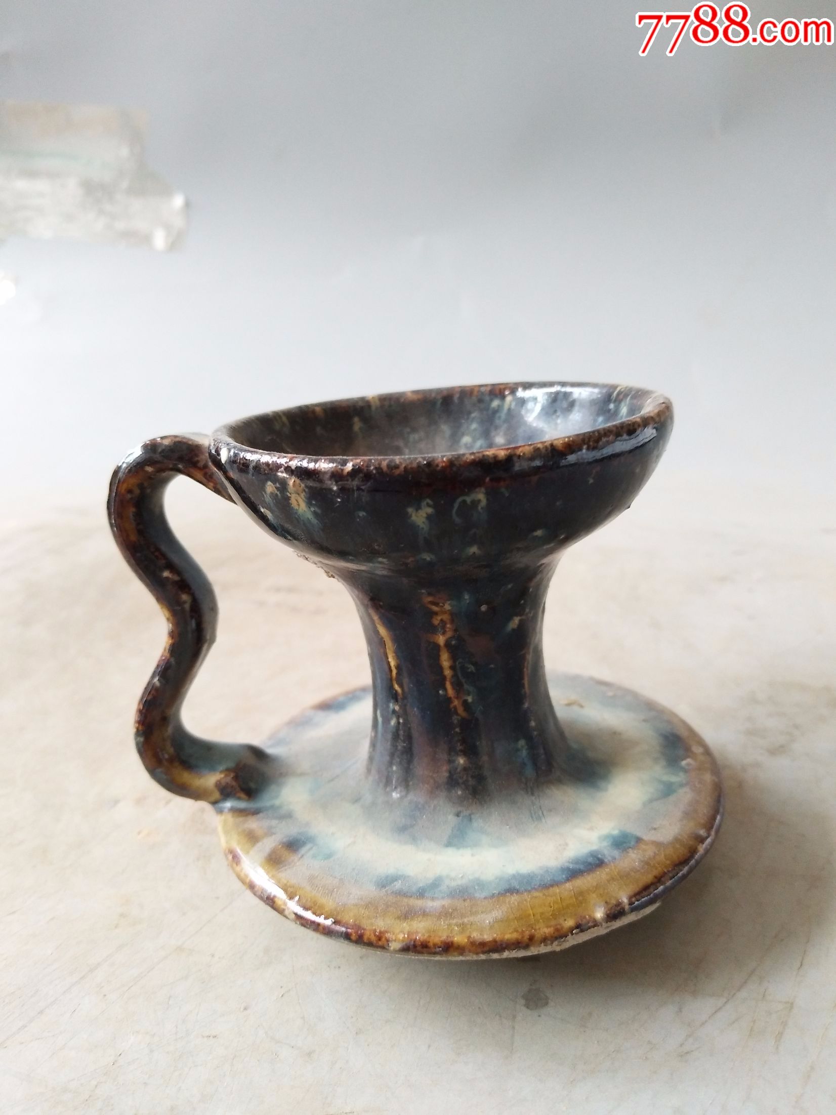 一件乡下收的酱釉瓷灯台