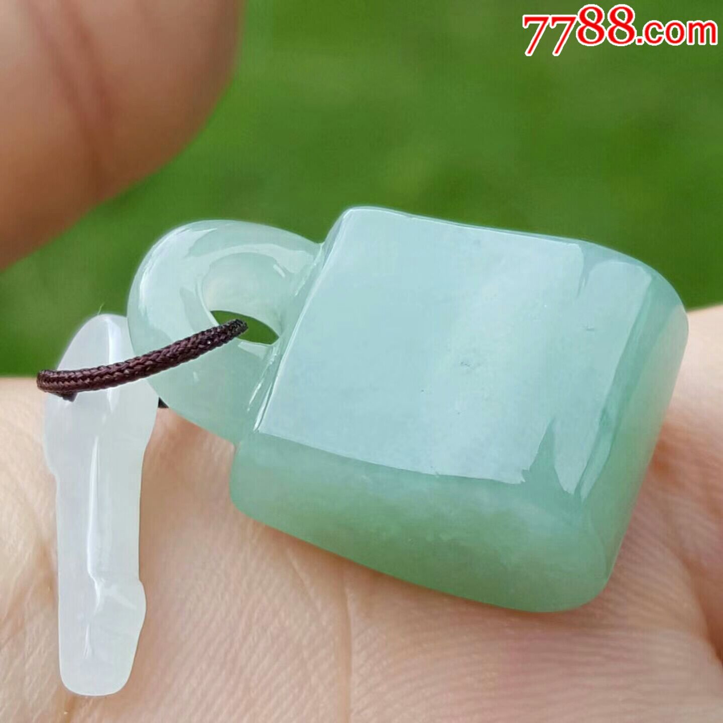 水润果绿翡翠玉锁吊坠