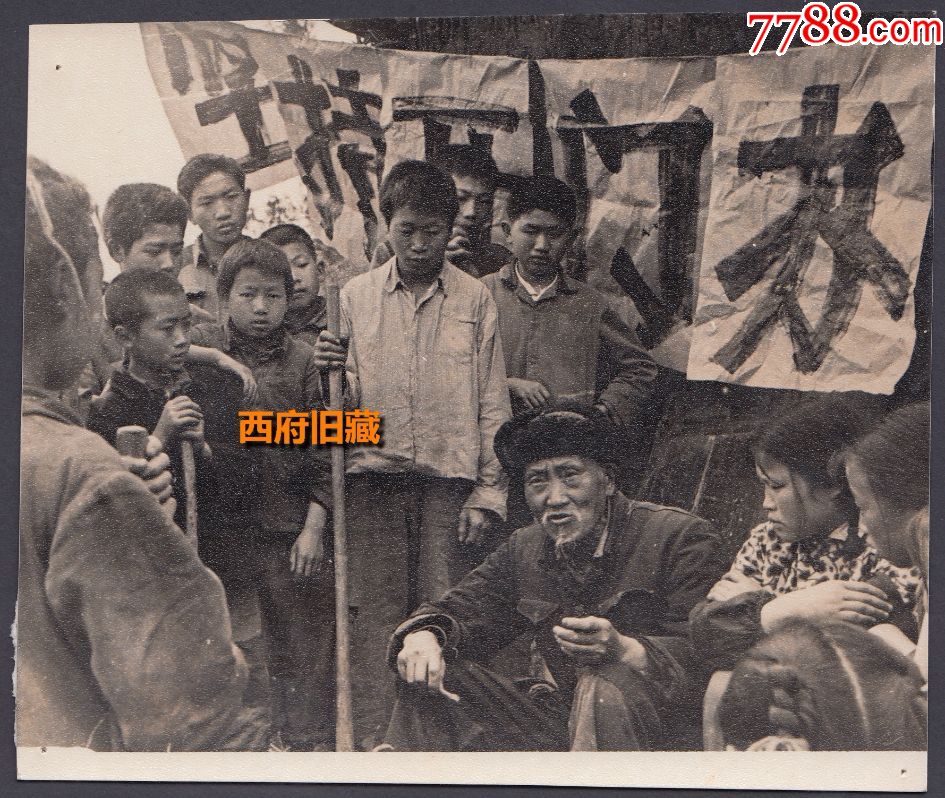 文革后期老照片,开门办学,让老农民给学生上忆苦思甜的教育课,时代