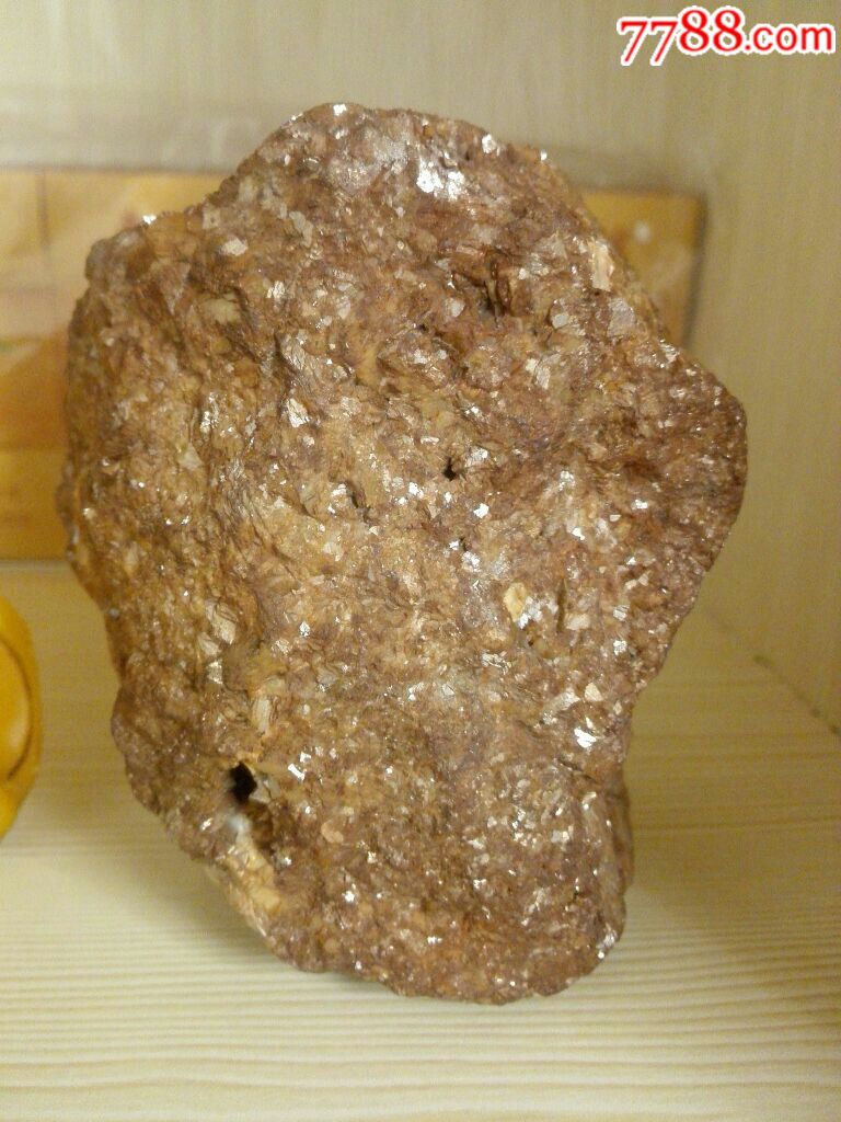 带某种矿的石英石