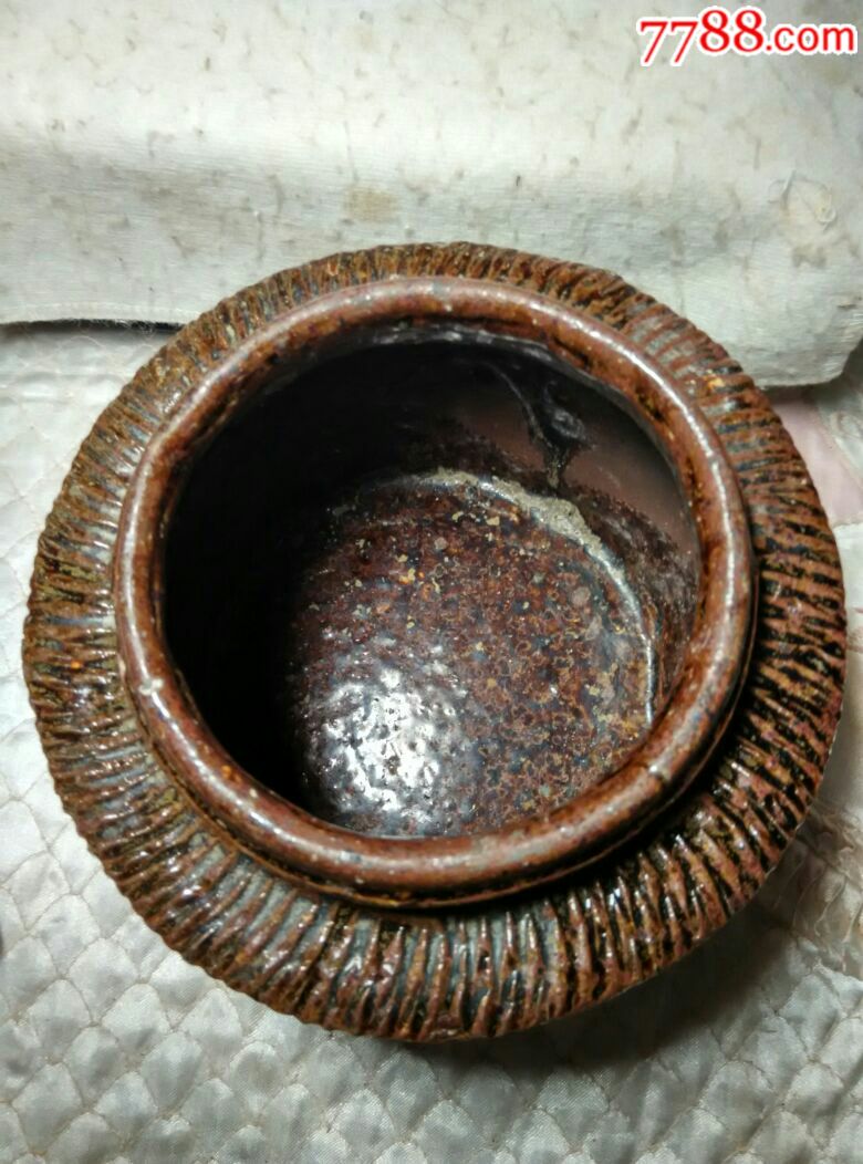 金钱纹底款酱黄釉陶罐